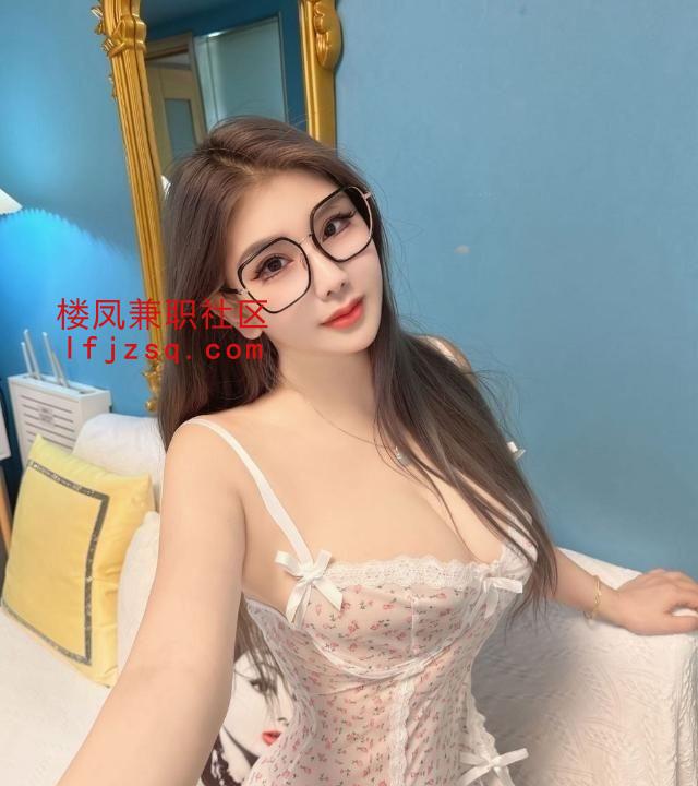 风骚气质眼镜美女
