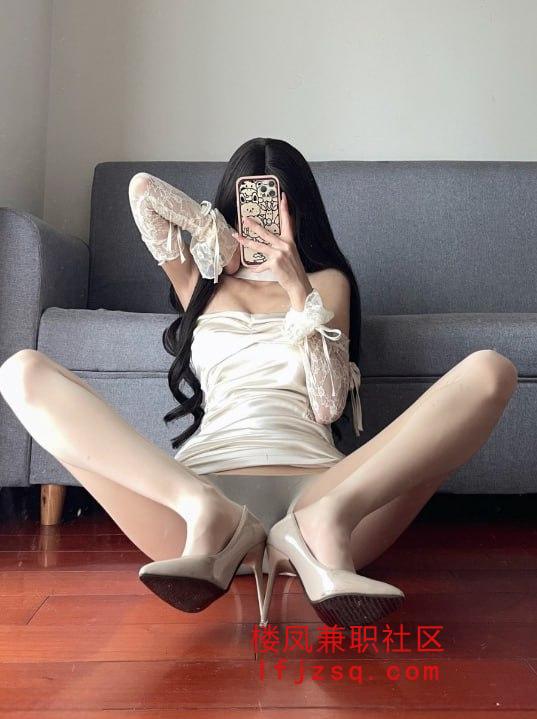 深圳长腿尤物放荡不羁配合各种姿势