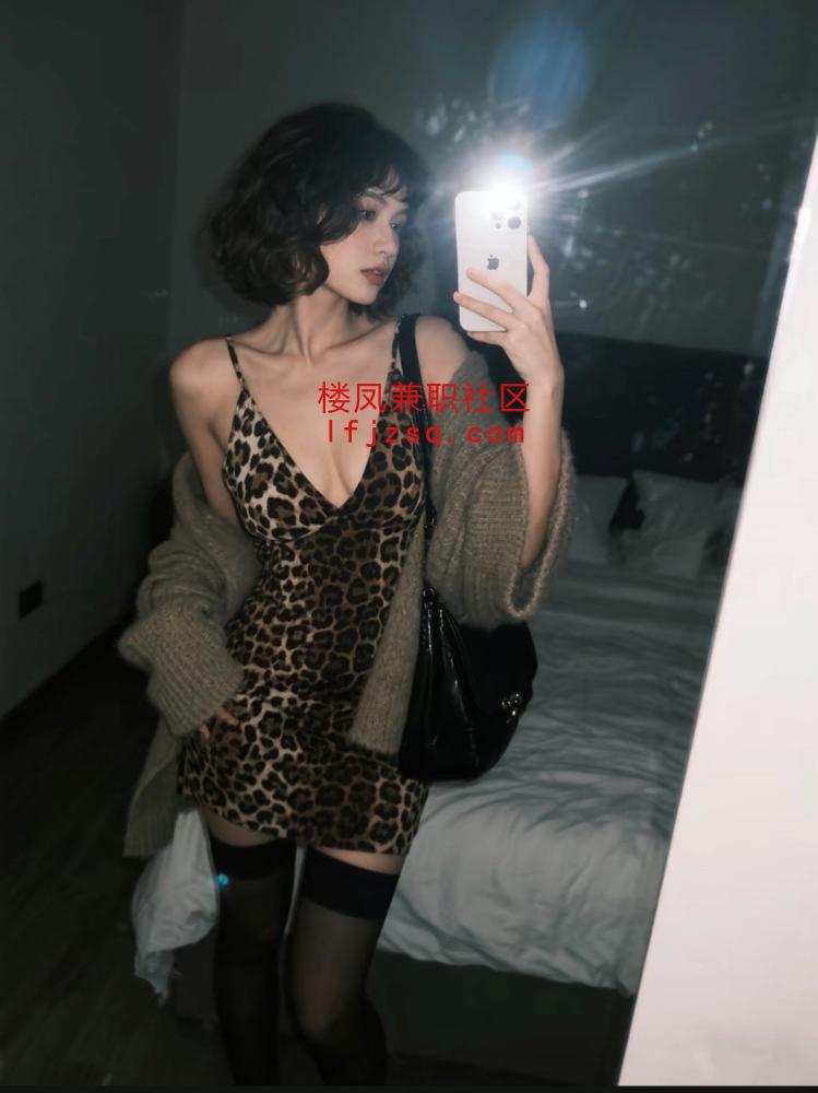 福州05后在校学妹完美身材肤白貌美兼职在外租房（可外出）