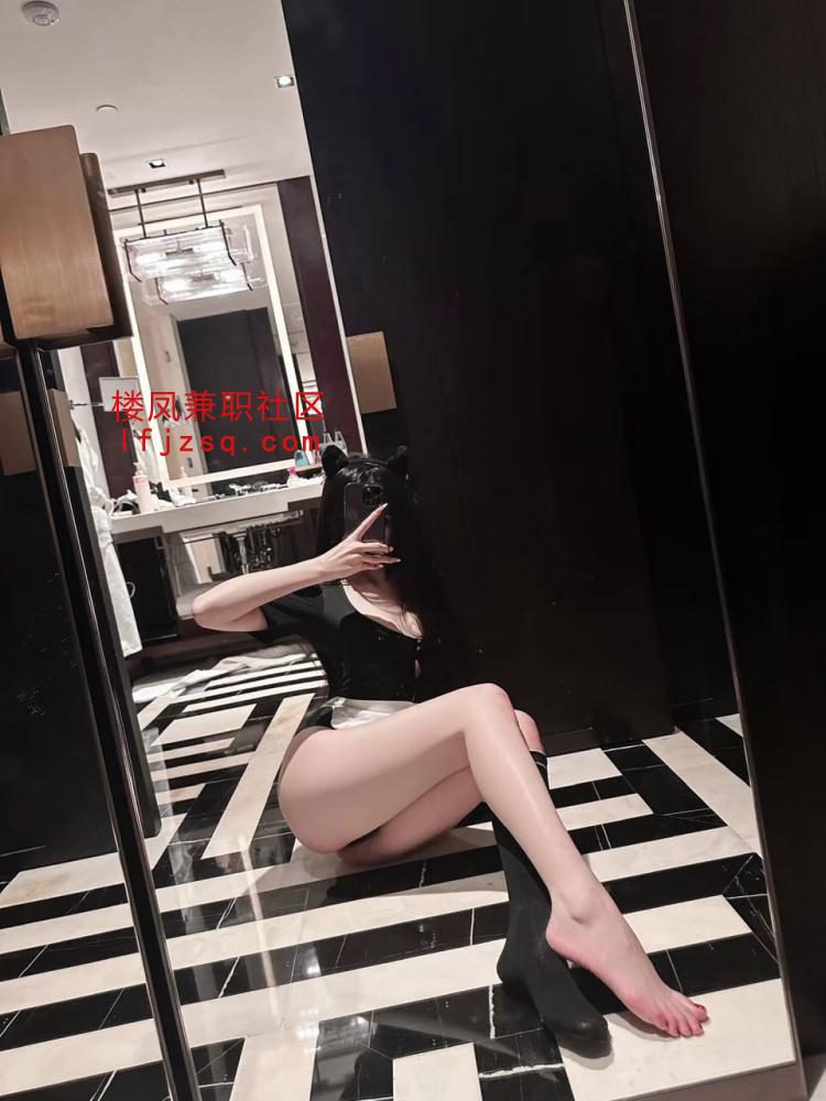 晋中黑丝翘臀老师性调尤物