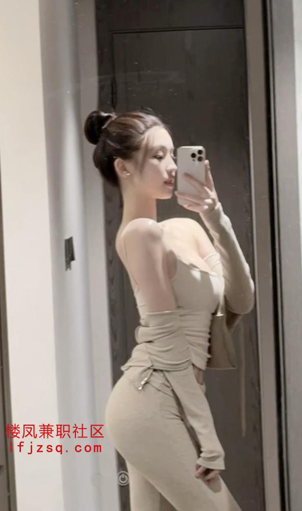 风骚黑丝大胸翘臀骚妇