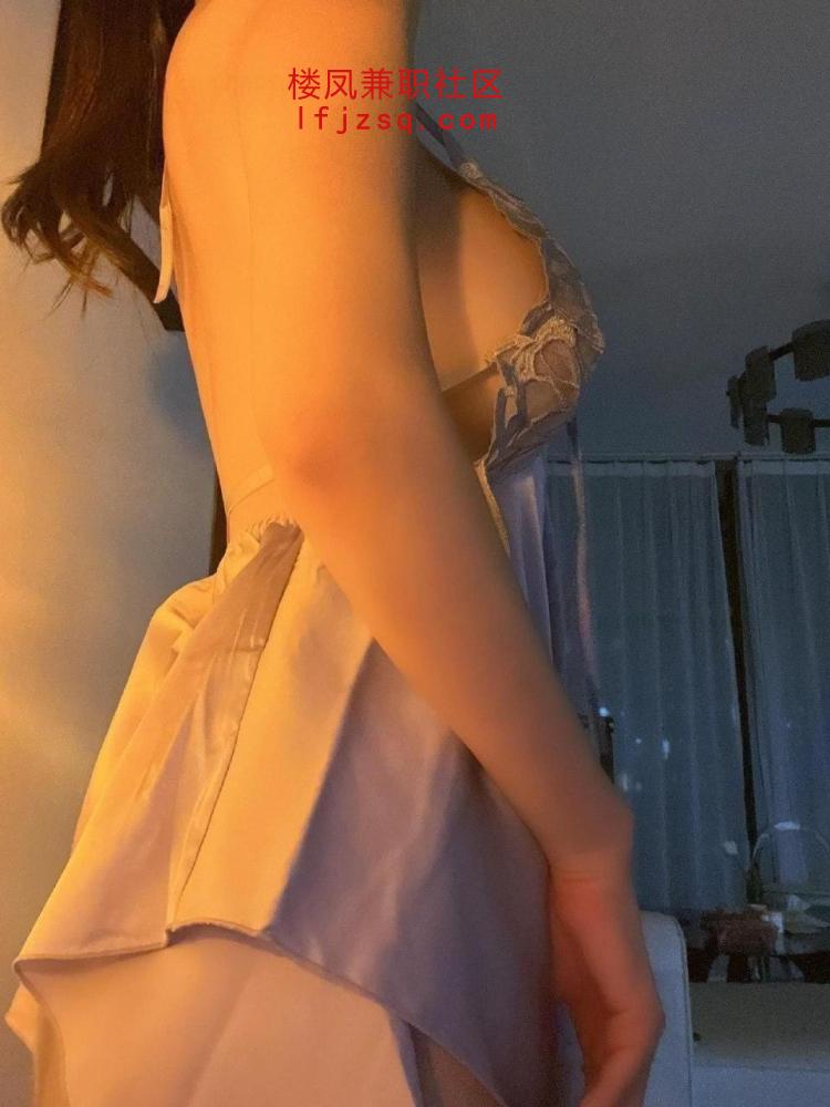 情趣制服扭着翘臀淫水很多