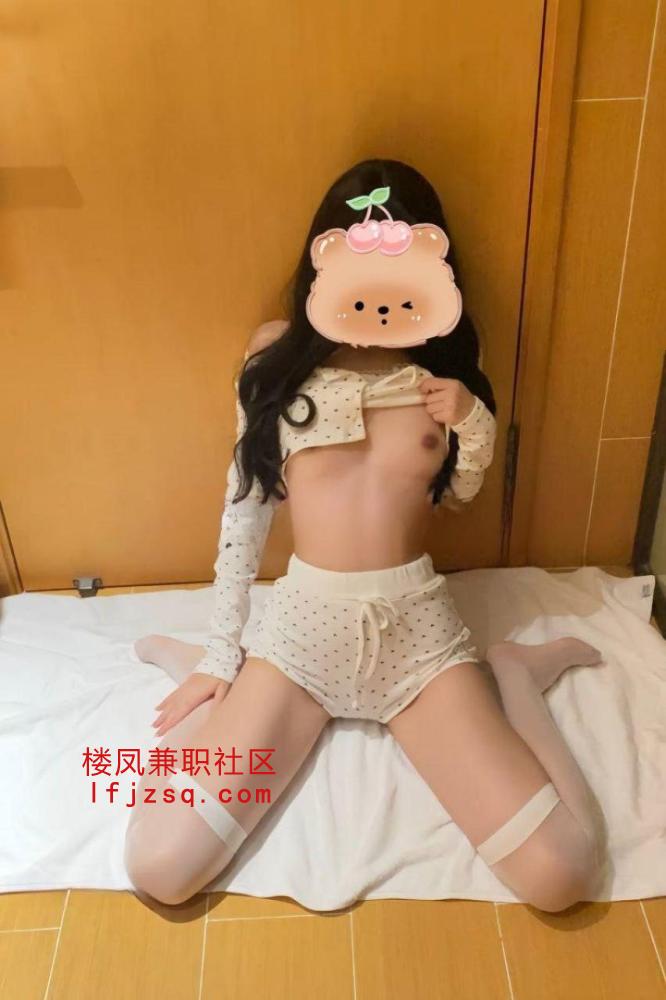 德州性欲旺盛妹妹 叫声实在太迷人 还会舔耳朵