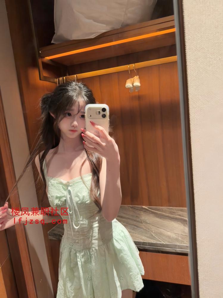 校外妹妹粉鲍鱼多水紧致淫水多听话兼职赚外快