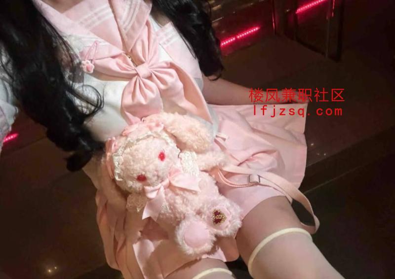 武汉酥胸美腿清纯小妹