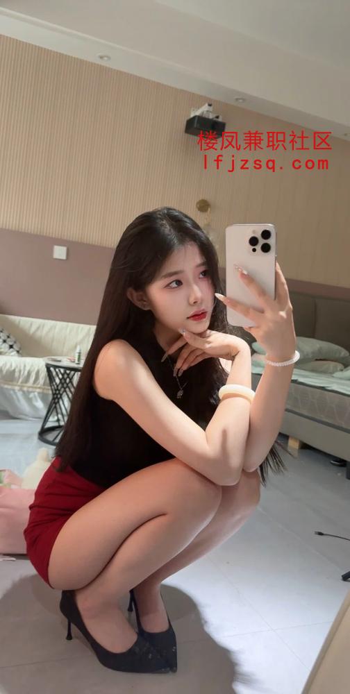 白嫩娇羞气质美女
