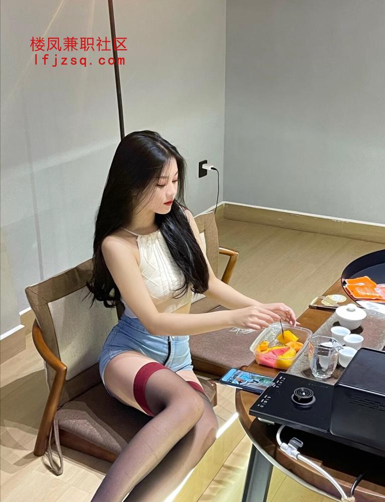 性感大长腿兼职小妹